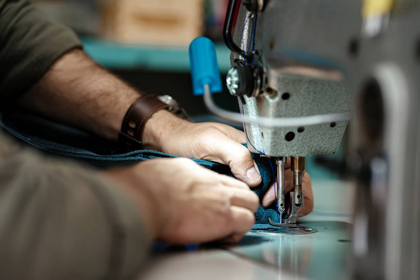 Крупним планом шиття деталей зі шкіри для майбутнього виробу на швейній машинці
 - Фото, зображення