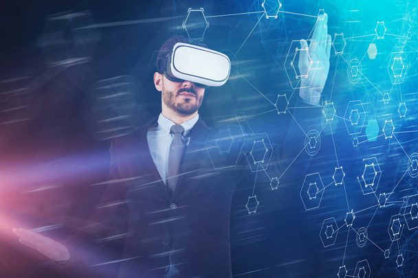 Businessman using VR interface - Foto, afbeelding