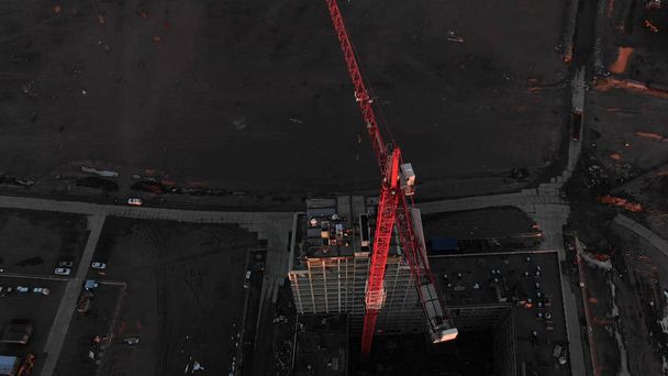 Επική πτήση πάνω από την κατασκευή γερανό. για την κατασκευή ενός κτιρίου, σκοποβολή με το drone - Φωτογραφία, εικόνα