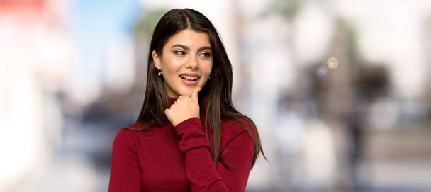 Teenager girl with turtleneck looking to the side at outdoors - Foto, Imagem