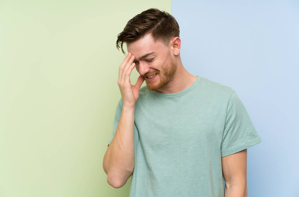 Redhead man over colorful background laughing - Foto, Bild