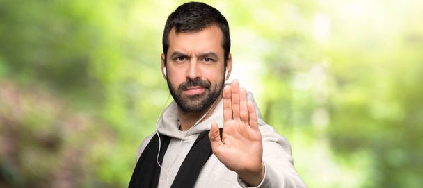 Sport man maken stop gebaar ontkennen een situatie die verkeerd denkt in een park - Foto, afbeelding