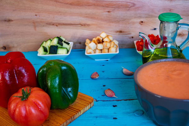 Widok na gazpacho, typowy hiszpański posiłek - Zdjęcie, obraz