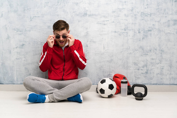 Κοκκινομάλλα Αθλητισμός άνθρωπος με γυαλιά και έκπληκτος - Φωτογραφία, εικόνα