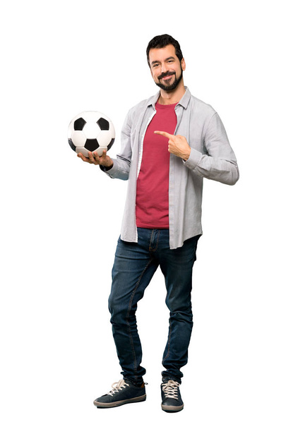 Pełnej długości strzał przystojny mężczyzna z brodą, trzymając piłki nożnej na na białym tle - Zdjęcie, obraz