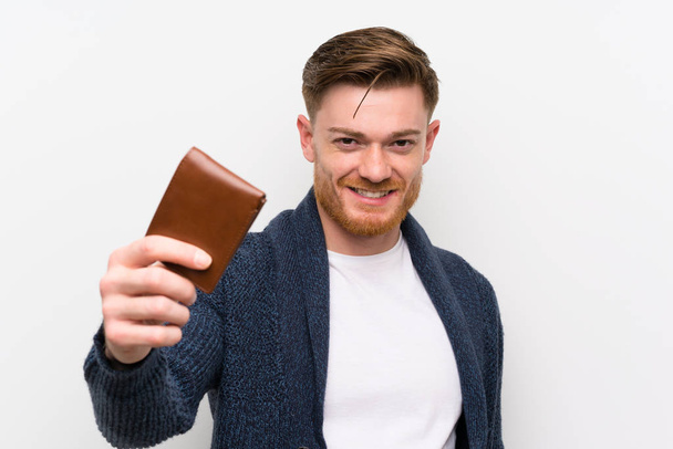 Redhead muž držící peněženku - Fotografie, Obrázek