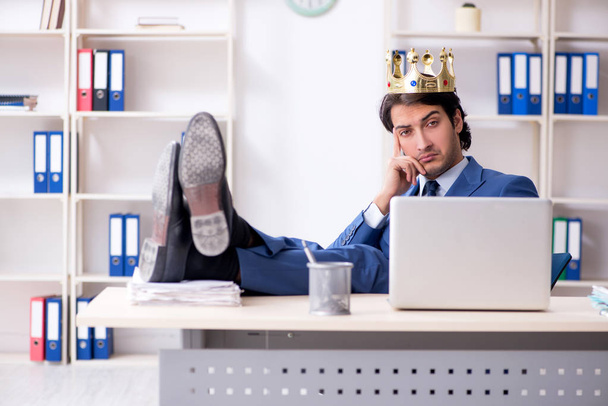 Νεαρός βασιλιάς επιχειρηματίας που εργάζεται στο γραφείο  - Φωτογραφία, εικόνα