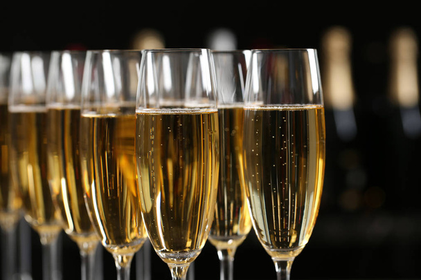 Many glasses of champagne on blurred background, closeup - Foto, Imagem