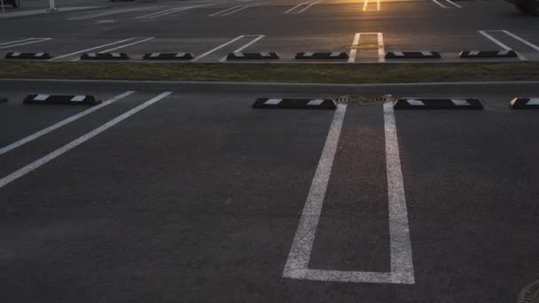Estacionamento vazio filmado em 80 câmera lenta durante o pôr-do-sol da hora dourada em um shopping
 - Filmagem, Vídeo