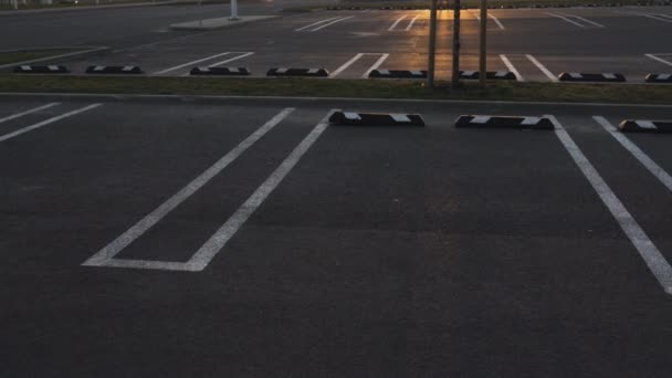 Estacionamientos vacíos filmados en 80 cámara lenta durante la puesta de sol de la Hora Dorada en un centro comercial
 - Metraje, vídeo