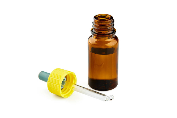Vial de medicina marrón y pipeta aislada sobre fondo blanco
 - Foto, imagen