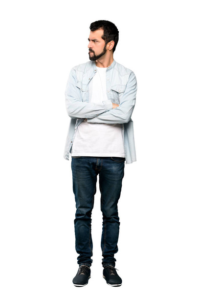 Полнометражный снимок Красавчика с бородой с запутанным выражением лица на изолированном белом фоне
 - Фото, изображение