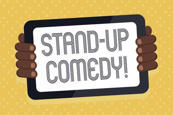 Word írás szöveg stand up comedy. Üzleti koncepció komikus stílus, amely komikus végez első élő közönség színes Tablet okostelefon, üres képernyő kapaszkodás a hátán Gadget. - Fotó, kép