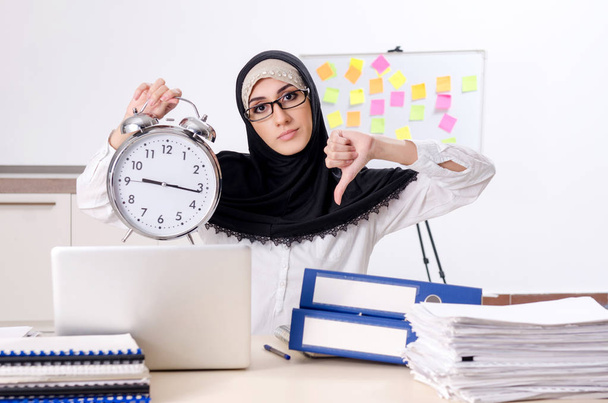 Женщина-работница в хиджабе работает в офисе  - Фото, изображение