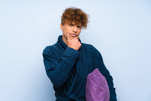 Jovem afro-americano de pijama rindo
 - Foto, Imagem