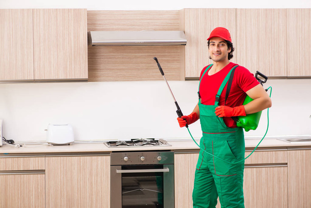 Ammattimainen urakoitsija tekee tuholaistorjunta keittiössä
 - Valokuva, kuva