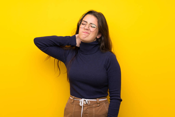 Adolescente sur mur jaune isolé avec neckache
 - Photo, image