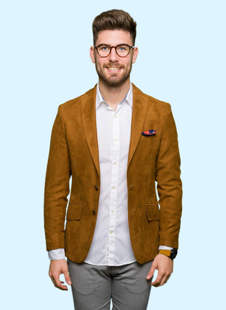 Mladý pohledný obchodní muž nosí brýle s príma úsměvem na tváři. Šťastný člověk. - Fotografie, Obrázek