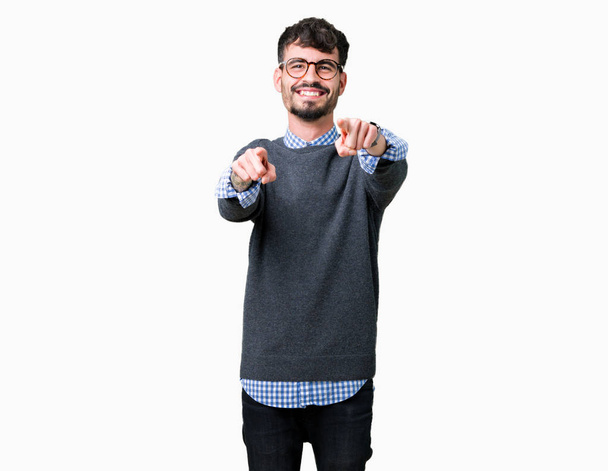Молодой красивый умный мужчина в очках на изолированном фоне указывает на тебя и камеру пальцами, улыбаясь позитивно и весело
 - Фото, изображение
