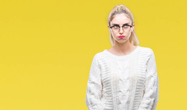 Jonge mooie blonde vrouw bril over geïsoleerde achtergrond maken vis gezicht met lippen, gek en komische gebaar. Grappige expressie. - Foto, afbeelding