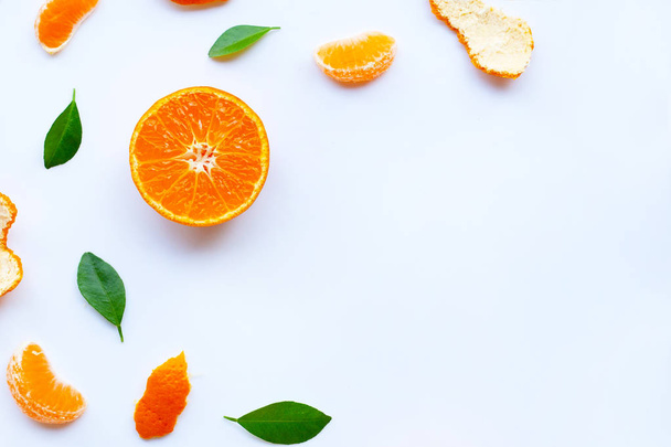 Čerstvé oranžové citrusové plody se zelenými listy na bílém. - Fotografie, Obrázek