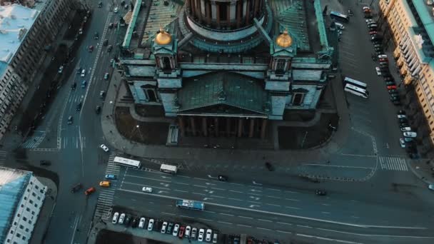 Letecký pohled na katedrálu svaté Isaacs v Petrohradu, historické centrum města. Úžasný let nad katedrálou. - Záběry, video
