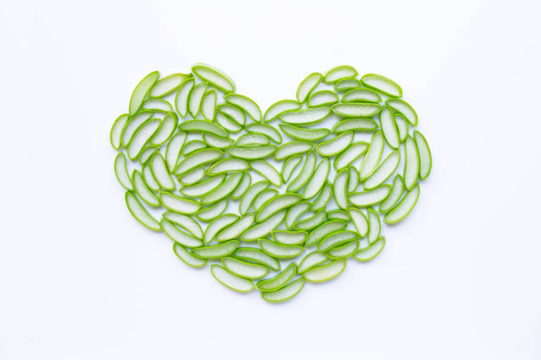 Rebanadas de aloe vera en forma de corazón en blanco
 - Foto, Imagen