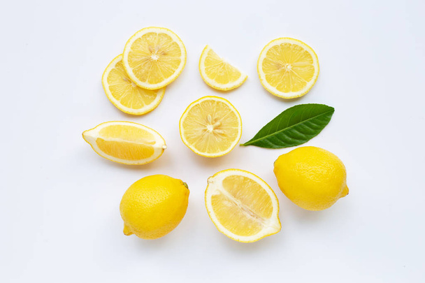 Лимон і скибочки з листям ізольовані на білому
. - Фото, зображення