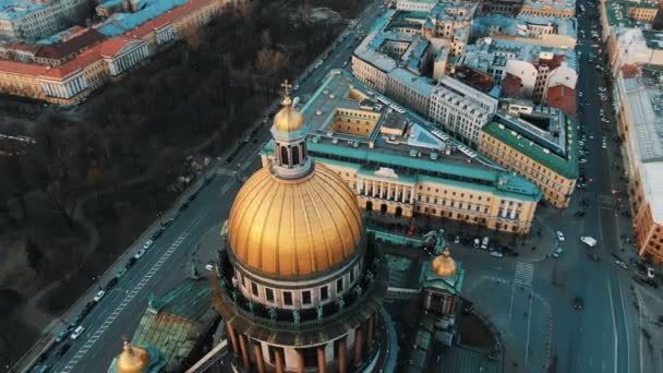 Bellissimo volo sul drone intorno alla Cattedrale di Sant'Isaacs a San Pietroburgo. Vista panoramica sulla capitale settentrionale della Russia
. - Filmati, video
