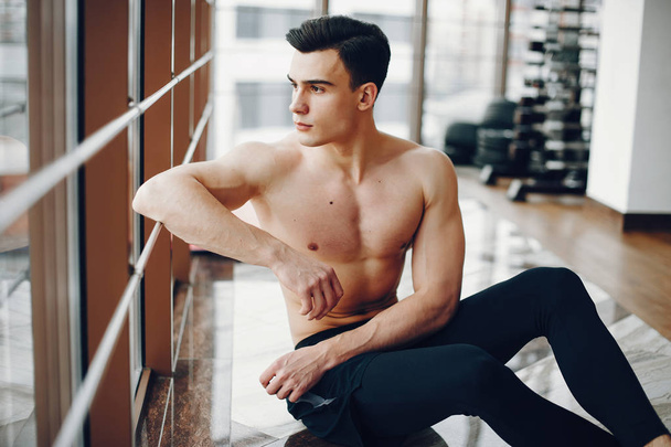 Sports man in a morning gym - Foto, Bild