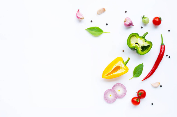 Diverse verse groenten en kruiden op wit. Gezond eten conc - Foto, afbeelding