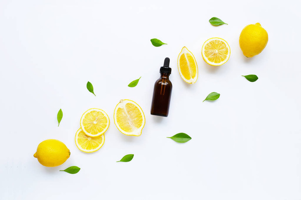 Limão fresco com óleo essencial de limão em um fundo branco
. - Foto, Imagem