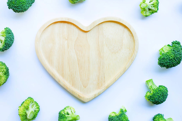 Broccoli met lege houten hartvormige plaat - Foto, afbeelding