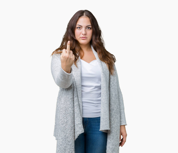 Прекрасный плюс размер молодая женщина в зимней куртке на изолированном фоне показывает средний палец, невежливо и грубо отъебать выражение лица
 - Фото, изображение