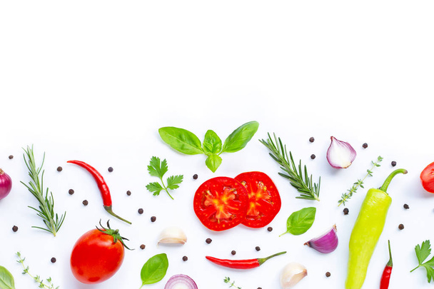 Különböző friss zöldségek és fűszernövények fehér háttéren. Egészséges  - Fotó, kép