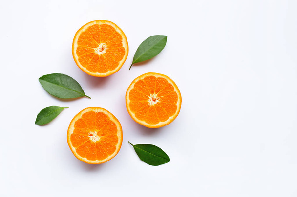 葉白い背景の上に新鮮なオレンジの柑橘系の果物.   - 写真・画像