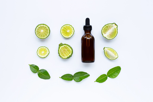 Aceite esencial con hierba de lima kaffir bergamota fresca y hojas i
 - Foto, imagen