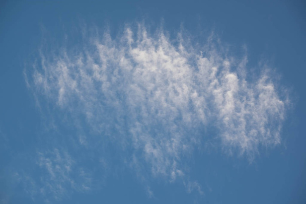 resumen de Cirrostratus nube y fondo cielo azul
 - Foto, imagen