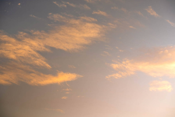 Altostratus хмара на фоні неба заходу сонця для художнього оздоблення шпалер
 - Фото, зображення