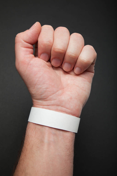 White concert paper bracelet on hand, mockup. Wristband accessor - Valokuva, kuva