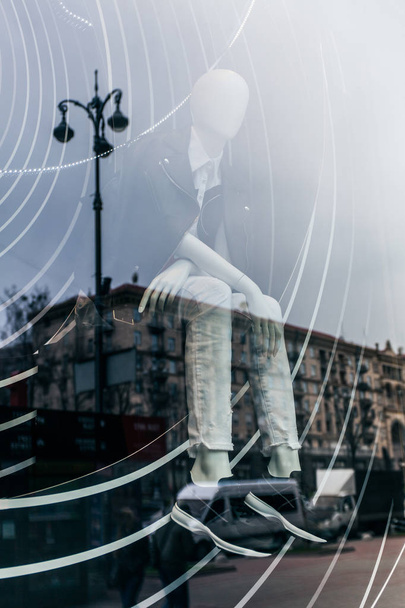 Kaksinkertainen altistuminen on heijastus kaupungin lasi shop wi
 - Valokuva, kuva