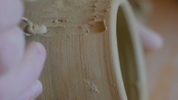Professioneel pottenbakkerspatroon op klei mok met speciaal gereedschap in werkplaats - Video