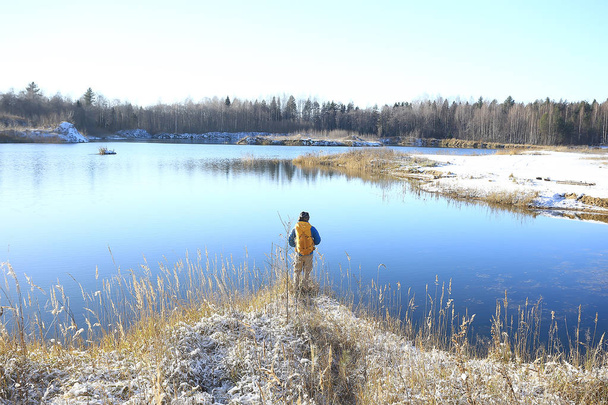 Путешественник с рюкзаком на реке / турист парень на севере поход, зимняя поездка
 - Фото, изображение