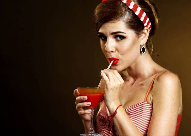 Frau trinkt Martini durch Stroh - Foto, Bild