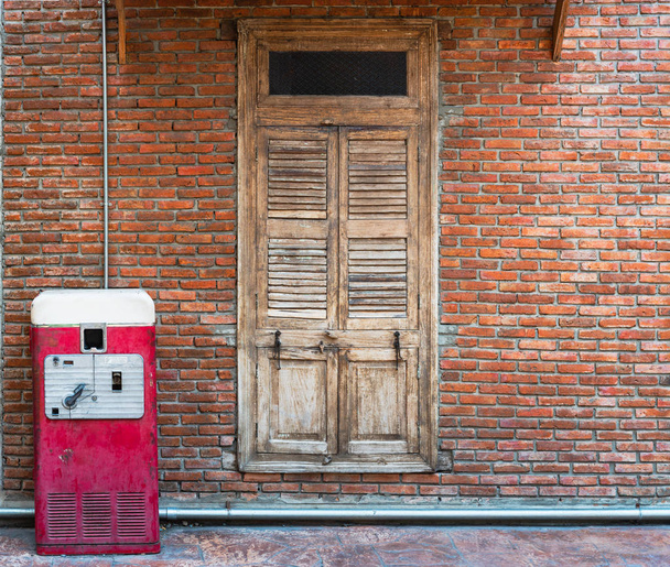 Yumuşak için eski kırmızı klasik vintage retro otomatik otomat  - Fotoğraf, Görsel