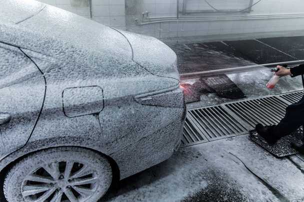 λεπτομέρεια άποψη για πλυντήριο αυτοκινήτων, πλυντήριο αυτοκινήτων αφρό νερού, αυτόματο πλύσιμο αυτοκινήτων σε δράση - Φωτογραφία, εικόνα