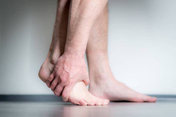 hombre con dolor en el pie
 - Foto, Imagen