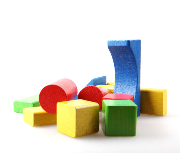 Studio Shot de bloques de juguete coloridos contra fondo blanco - Foto, imagen
