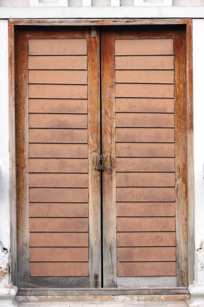 Old wooden entrance door - Foto, imagen