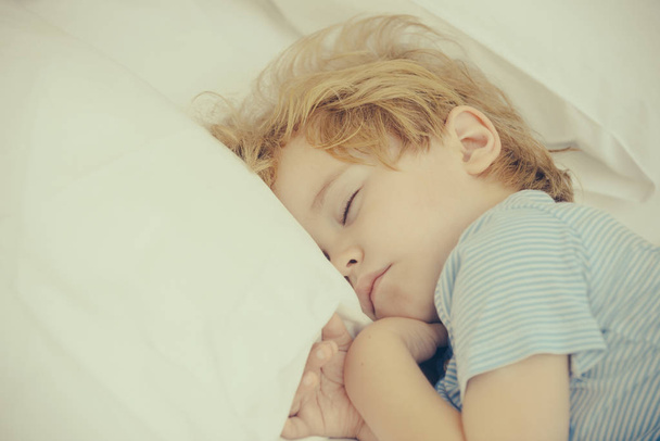 Gyermek vesz egy nap. Álmos baba a párnán. Édes álom a gyerekeknek. Lullaby zenét. Pihenjen és pihenje. - Fotó, kép
